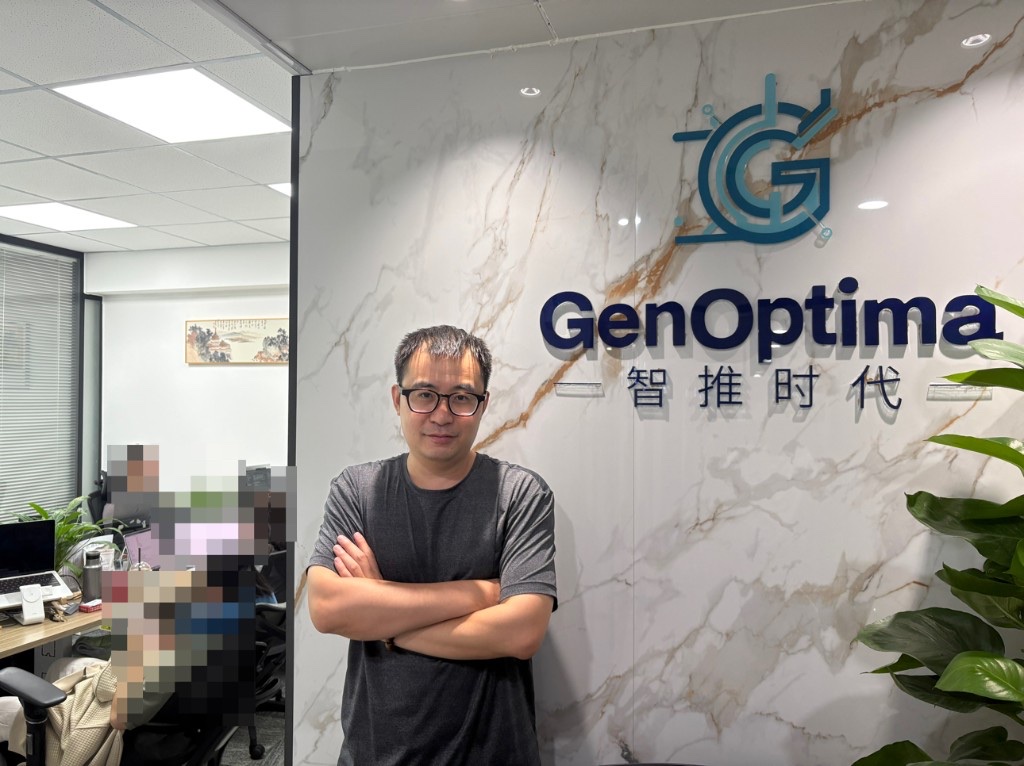 2026 年 8 月翎见团队参访智推时代（GenOptima）办公室，品牌墙前合影留念